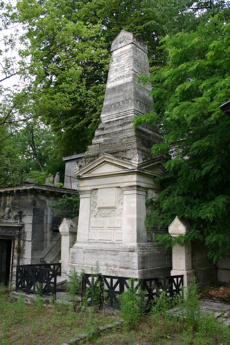 Guillaume%20Dupuytren%27s%20tomb%2C%20Pere%20Lachaise%20Cemetery%2C%20Paris%20%283%29.JPG